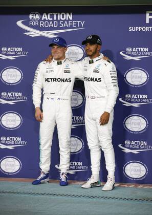 Motorsports: FIA Formula One World Championship WM Weltmeisterschaft 2017, Grand Prix of Abu Dhabi, 77 Valtteri Bottas (FIN, Mercedes AMG Petronas F1 Team), 44 Lewis Hamilton (GBR, Mercedes AMG Petronas F1 Team), Abu Dhabi United Arab Emirates