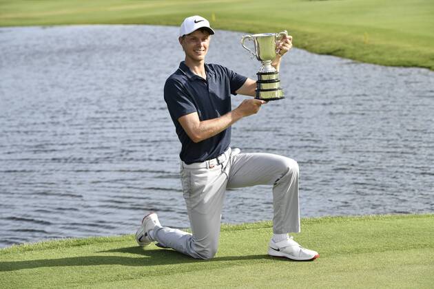 Bilder des Tages - SPORT 26th November 2017, The Australian Golf Club, Sydney, Australia; Emirates Australian Open Golf, final round; Winner Cameron Davis (AUS) with the Stonehaven Trophy  ActionPlus11956412