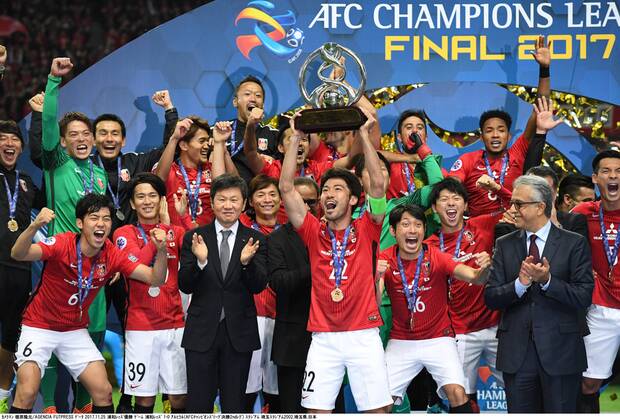 Urawa Reds team group Mannschaftsbild Totale NOVEMBER 25, 2017 - Football Soccer : Yuki Abe of Urawa Reds holds up the trophy as he celebrates with his teammates after winning the AFC Champions League Final 2nd leg match between Urawa Red Diamonds 1-0 Al-Hilal at Saitama Stadium 2002 in Saitama, Japan. Noxthirdxpartyxsales  (mmcb009114)
