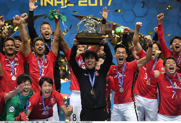 Takafumi Hori (Reds), NOVEMBER 25, 2017 - Football Soccer : Urawa Reds head coach Takafumi Hori holds up the trophy as he celebrates with his players after winning the AFC Champions League Final 2nd leg match between Urawa Red Diamonds 1-0 Al-Hilal at Saitama Stadium 2002 in Saitama, Japan. Noxthirdxpartyxsales  (mmcb009115)