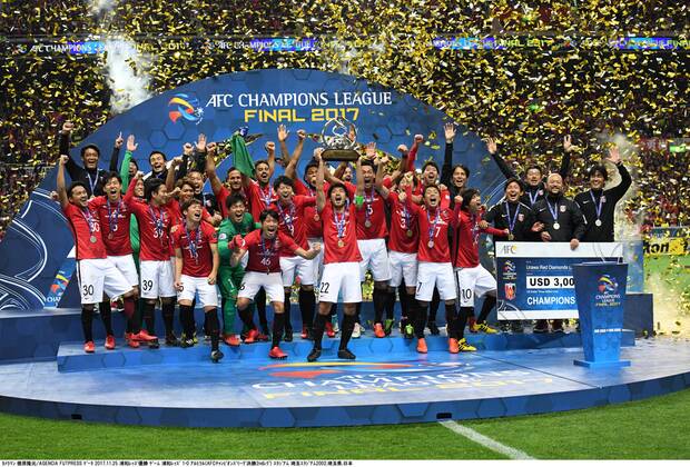 Urawa Reds team group Mannschaftsbild Totale NOVEMBER 25, 2017 - Football Soccer : Yuki Abe of Urawa Reds holds up the trophy as he celebrates with his teammates after winning the AFC Champions League Final 2nd leg match between Urawa Red Diamonds 1-0 Al-Hilal at Saitama Stadium 2002 in Saitama, Japan. Noxthirdxpartyxsales  (mmcb009122)