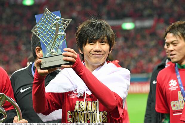 Yosuke Kashiwagi (Reds), NOVEMBER 25, 2017 - Football Soccer : Yosuke Kashiwagi of Urawa Reds celebrates with his MVP award trophy after winning the AFC Champions League Final 2nd leg match between Urawa Red Diamonds 1-0 Al-Hilal at Saitama Stadium 2002 in Saitama, Japan. Noxthirdxpartyxsales  (mmcb009138)