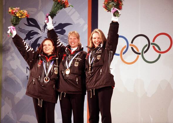 Katja Seizinger Ski Alpin Olympia 1998 in Nagano 08 02 1998 Gold medal in downhill combination and bronze medal in the RSL award ceremony Gold combination Katja Seizinger middle silver Martina Ertl left bronze Hilde Gerg right award ceremony Nagano Japan