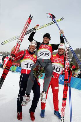 Sven Fischer wins gold in the biathlon 10 km Sprint here raise him the runner-up Halvard Hannevold and the drittplacierte Frode Andresen on the shoulder of San Sicario, Italy