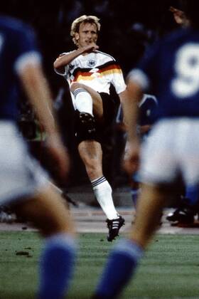 Fussball Weltmeisterschaft 1990 in Italien Endspiel Deutschland - Argentinien 1 : 0 Andreas Brehme schiesst, Rom Italien