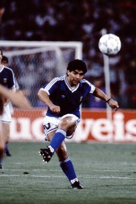 Fussball Weltmeisterschaft 1990 in Italien Endspiel Deutschland - Argentinien 1 : 0 Diego Maradona schiesst, Rom Italien