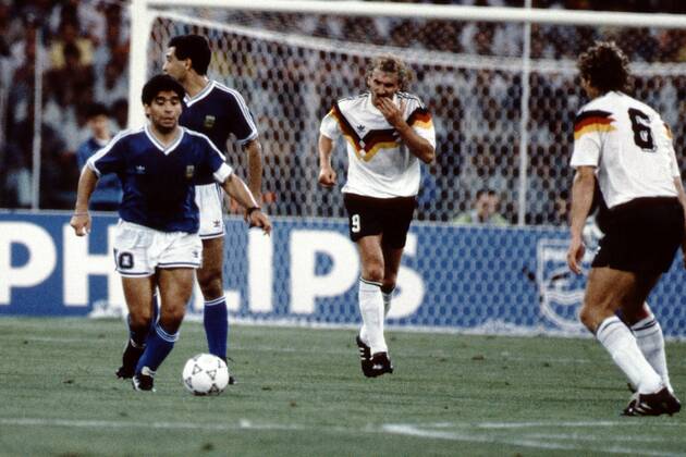 Fussball Weltmeisterschaft 1990 in Italien Endspiel Deutschland - Argentinien 1 : 0 Diego Maradona am Ball, rechts Rudi V?ller und Guido Buchwald, Rom Italien