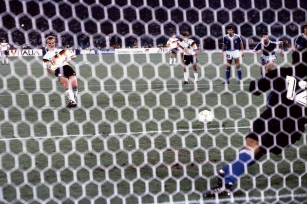Fussball Weltmeisterschaft 1990 in Italien Endspiel Deutschland - Argentinien 1 : 0 Elfmeter f?r Deutschland - Andreas Brehme erzielt das 1 : 0 f?r Deutschland - im Tor Sergio Goycochea, Rom Italien