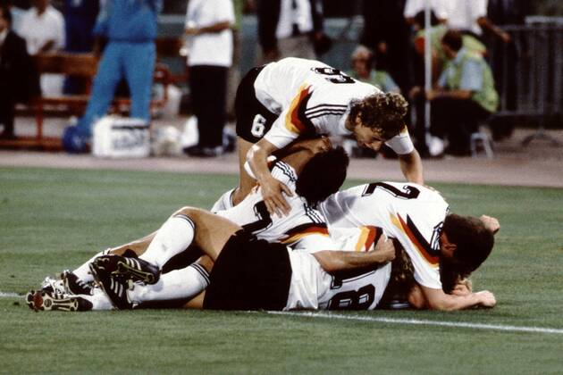 Fussball Weltmeisterschaft 1990 in Italien Endspiel Deutschland - Argentinien 1 : 0 Die Spieler st?rzen sich nach dem Siegtor auf Andreas Brehme, Rom Italien