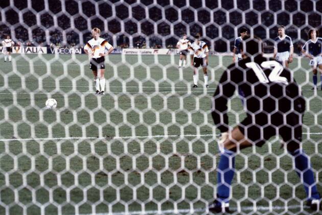 Fussball Weltmeisterschaft 1990 in Italien Endspiel Deutschland - Argentinien 1 : 0 Elfmeter f?r Deutschland - Andreas Brehme erzielt das 1 . 0 f?r Deutschland - im Tor Sergio Goycochea, Rom Italien