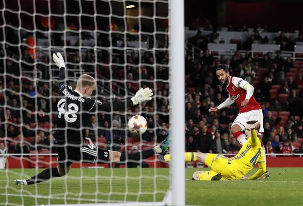 Arsenal s Theo Walcott scoring his sides second goal during the Europa League Group H match at The Emirates Stadium, London. Picture date: December 7th 2017. Picture credit should read: David Klein Sportimage EDITORIAL USE ONLY. No use with unauthorised audio, video, data, fixture lists, club league logos or live services. Online in-match use limited to 120 images, no video emulation. No use in betting, games or single club league player publications.