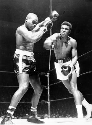 BOXING HEAVYWEIGHT CASSIUS CLAY - MUHAMMAD ALI AND DOUG JONES IN NEW YORK ; 15 MARCH 1963, Copyright: Topfoto  UnitedArchivesIPU453141