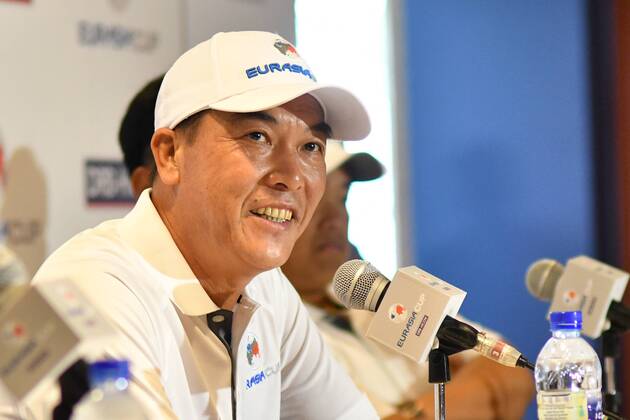 (180109) -- KUALA LUMPUR, Jan.9, 2018 -- Zhang Lianwei, vice captain of Team Asia, speaks at a press conference PK Pressekonferenz of the EurAsia Cup at the Glenmarie Golf and Country Club in Kuala Lumpur, Malaysia, Jan. 9, 2018. This year s EurAsia Cup will take place at the Glenmarie Golf and Country Club from Jan. 12 to Jan. 14, 2018. ) (SP)MALAYSIA-KUALA LUMPUR-GOLF-EURASIA CUP-PRESS CONFERENCE ChongxVoonxChung 
