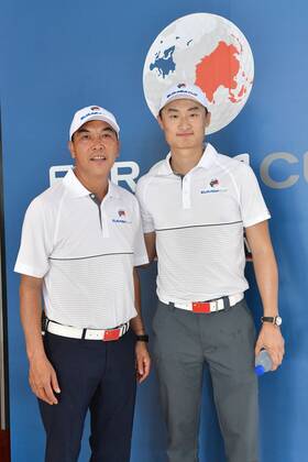 (180109) -- KUALA LUMPUR, Jan.9, 2018 -- Zhang Lianwei (L), vice captain of Team Asia, poses for photos with Li Haotong at a press conference PK Pressekonferenz of the EurAsia Cup at the Glenmarie Golf and Country Club in Kuala Lumpur, Malaysia, Jan. 9, 2018. This year s EurAsia Cup will take place at the Glenmarie Golf and Country Club from Jan. 12 to Jan. 14, 2018. ) (SP)MALAYSIA-KUALA LUMPUR-GOLF-EURASIA CUP-PRESS CONFERENCE ChongxVoonxChung 