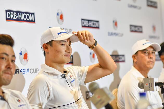 (180109) -- KUALA LUMPUR, Jan.9, 2018 -- Li Haotong (2nd L) from China, a player of Team Asia, attends a press conference PK Pressekonferenz of the EurAsia Cup at the Glenmarie Golf and Country Club in Kuala Lumpur, Malaysia, Jan. 9, 2018. This year s EurAsia Cup will take place at the Glenmarie Golf and Country Club from Jan. 12 to Jan. 14, 2018. ) (SP)MALAYSIA-KUALA LUMPUR-GOLF-EURASIA CUP-PRESS CONFERENCE ChongxVoonxChung 