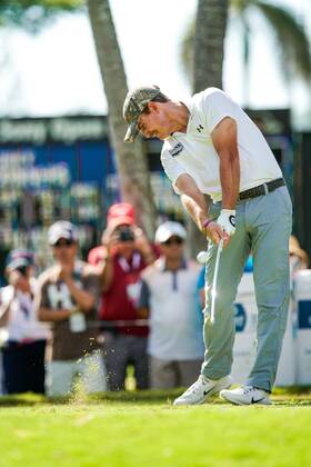 January 13, 2018 - Honolulu, Hawaii: John Peterson hits his tee shot on the 4th hole during the third round play at the Sony Open at Waialae Country Club in Honolulu, Hawaii. CSM PGA Golf Herren Golf 2018: Sony Open JAN13 - ZUMAc04_ 20180113_zaf_c04_196 Copyright: xGlennxYozax
