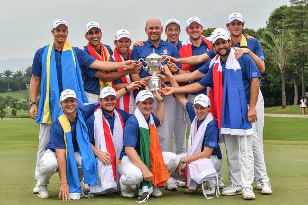 (180114) -- KUALA LUMPUR, Jan. 14, 2018 -- Members of Team Europe pose with the trophy after winning the EurAsia Cup 2018 at the Glenmarie Golf and Country Club in Kuala Lumpur, Malaysia, on Jan. 14, 2018. Team Europe won 14-10. ) (SP)MALAYSIA-KUALA LUMPUR-GOLF-EURASIA CUP-FINAL ChongxVoonxChung 