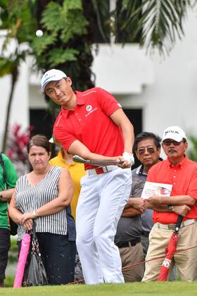 (180114) -- KUALA LUMPUR, Jan. 14, 2018 -- Team Asia s Li Haotong competes during the EurAsia Cup 2018 at the Glenmarie Golf and Country Club in Kuala Lumpur, Malaysia, on Jan. 14, 2018. Team Europe won 14-10. ) (SP)MALAYSIA-KUALA LUMPUR-GOLF-EURASIA CUP-FINAL ChongxVoonxChung 