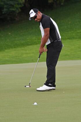 (180120) -- SINGAPORE, Jan. 20, 2018 -- Thailand s player Chapchai Nirat competes during the 3rd round of the SMBC Singapore Open held in Singapore s Sentosa Golf Club on Jan 20, 2018. ) (SP)SINGAPORE-GOLF-SMBC SINGAPORE OPEN ThenxChihxWey 