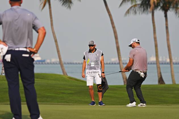 (180120) -- SINGAPORE, Jan. 20, 2018 -- United States player Casey O Toole (R) competes during the 3rd round of the SMBC Singapore Open held in Singapore s Sentosa Golf Club on Jan 20, 2018. ) (SP)SINGAPORE-GOLF-SMBC SINGAPORE OPEN ThenxChihxWey 