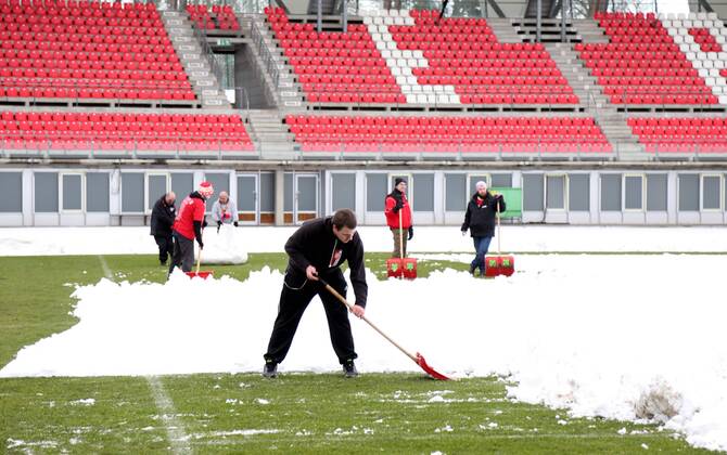 GER 3 League FC Rot Weiss Erfurt snow removal Stadium 22 01 2018 Erfurt Steigerwaldstadion arena Erfurt GER 3 Liga season 2017 2018 22 game day FC Rot Weiss Erfurt vs 1 FC Magdeburg in the image of the RWE has fans asked to help the volunteers with the snow removal in the stadium fight en by the masses of snow and transporting the snow slides from the square