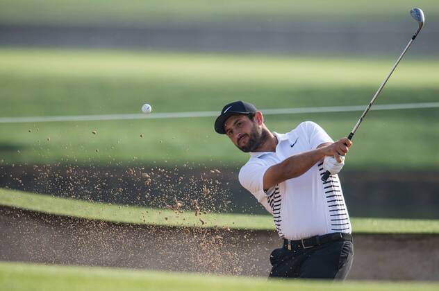 Alexander levy of France plays form the bunker in his first round during the Omega Dubai Desert Classic European Tour 2018 at the Emirates Golf Club, Dubai, UAE on 25 January 2018. Copyright: xGrantxWinterx 18690010