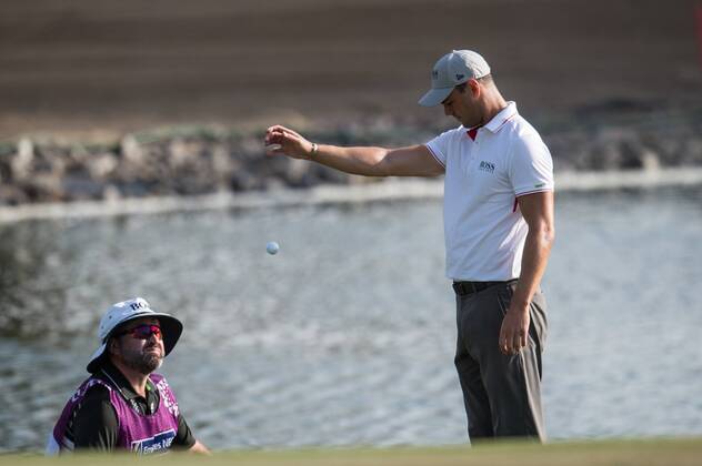 Bilder des Tages - SPORT Martin Kaymer of Germany takes a drop during the first round of the Omega Dubai Desert Classic European Tour 2018 at the Emirates Golf Club, Dubai, UAE on 25 January 2018. Copyright: xGrantxWinterx 18690063