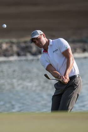 Martin Kaymer of Germany plays a chip shot to the green during the first round of the Omega Dubai Desert Classic European Tour 2018 at the Emirates Golf Club, Dubai, UAE on 25 January 2018. Copyright: xGrantxWinterx 18690065