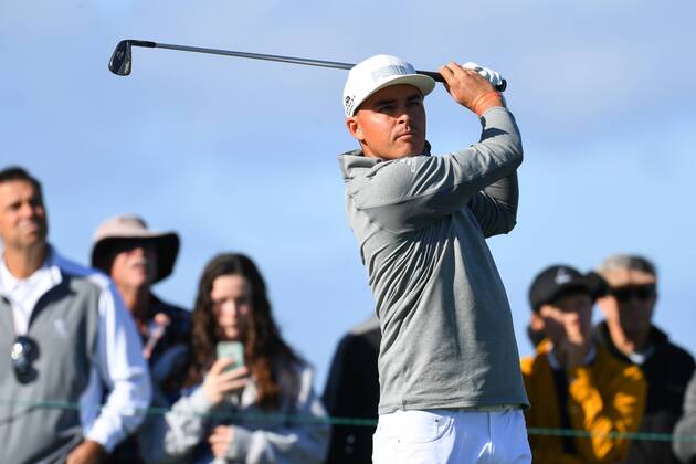 SAN DIEGO, CA - JANUARY 25: Rickie Fowler ties off on the 11th hole on the North Course during the first round of the Farmers Insurance Open golf tournament at Torrey Pines Municipal Golf Course on January 25, 2018. (Photo by Brian Rothmuller Icon Sportswire) GOLF: JAN 25 PGA Golf Herren - Farmers Insurance Open Icon180125007 EDITORIAL USE ONLY