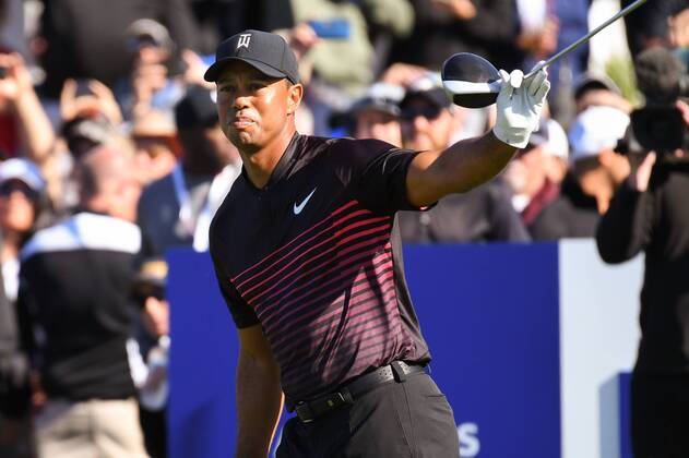 SAN DIEGO, CA - JANUARY 25: Tiger Woods points left as his tee shot goes off the fairway on the 1st hole tee on the South Course during the first round of the Farmers Insurance Open golf tournament at Torrey Pines Municipal Golf Course on January 25, 2018. (Photo by Brian Rothmuller Icon Sportswire) GOLF: JAN 25 PGA Golf Herren - Farmers Insurance Open Icon180125011 EDITORIAL USE ONLY