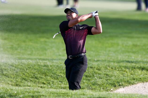 January 25, 2018 - San Diego, California, United States - Tiger Woods hits out of a bunker on the 18th hole during the first round of the 2018 Farmers Insurance Open at Torrey Pines GC. PGA Golf Herren 2018: Farmers Insurance Open - Round 1 - ZUMAw109 20180125_zap_w109_067 Copyright: xDebbyxWongx