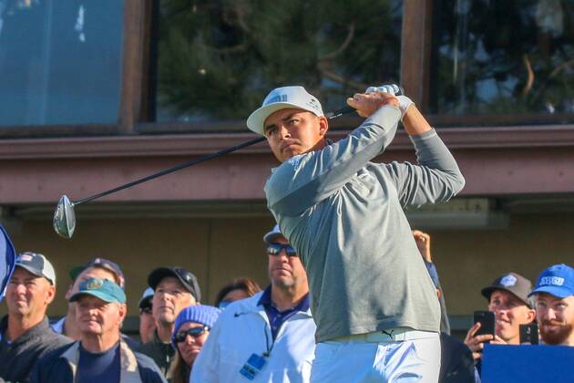 Rickie Fowler hits off the 1st tee during the first round of the Farmers Insurance Open at Torrey Pines in San Diego, California on January 25, 2018.  SDP2018012501 HOWARDxSHEN