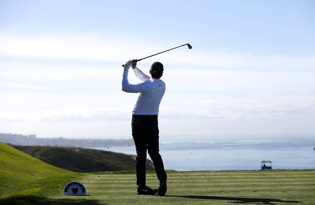 Bilder des Tages - SPORT January 25, 2018 - San Diego, CA, USA - Jason Day tees off on the 3rd hole of the Torrey Pines south course during the first round of the Farmers Insurance Open on January 25, 2018. Golf 2018: Farmers Insurance Open: Round 1 - ZUMAs44_ 20180125_zaf_s44_007 Copyright: xK.C.xAlfredx
