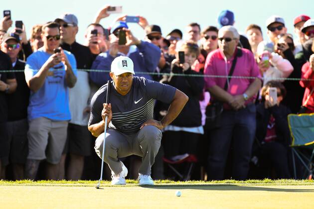 SAN DIEGO, CA - JANUARY 26: Tiger Woods lines up an eagle putt on the 9th hole on the North Course during the second round of the Farmers Insurance Open golf tournament at Torrey Pines Municipal Golf Course on January 26, 2018. (Photo by Brian Rothmuller Icon Sportswire) GOLF: JAN 26 PGA Golf Herren - Farmers Insurance Open Icon180126016 EDITORIAL USE ONLY