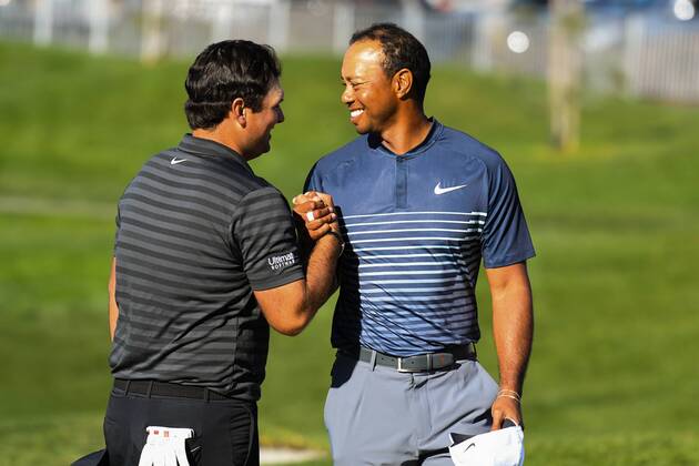 SAN DIEGO, CA - JANUARY 26: Patrick Reed and Tiger Woods after completing their second round of the Farmers Insurance Open golf tournament at Torrey Pines Municipal Golf Course on January 26, 2018. (Photo by Brian Rothmuller Icon Sportswire) GOLF: JAN 26 PGA Golf Herren - Farmers Insurance Open Icon180126019 EDITORIAL USE ONLY