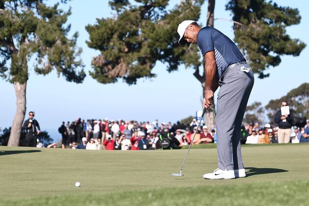 January 26, 2018 - San Diego, California, United States - Tiger Woods putts the 11th green during the second round of the 2018 Farmers Insurance Open at Torrey Pines GC. Golf 2018: Farmers Insurance Open - Round 2 - ZUMAw109 20180126_zap_w109_039 Copyright: xDebbyxWongx