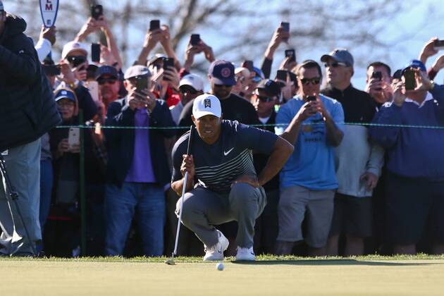 January 26, 2018 - San Diego, California, United States - TIGER WOODS lines up a putt on the 9th green during the second round of the 2018 Farmers Insurance Open at Torrey Pines while fans try to capture the moment. Woods shot 1-under Par to make the cut. Golf 2018: Farmers Insurance Open: Round 2 - ZUMAw109 20180126_zap_w109_022 Copyright: xDebbyxWongx
