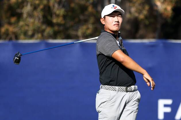 January 27, 2018 - San Diego, California, United States - Sung Kang watches his tee shot off the 7th hole during the third round of the 2018 Farmers Insurance Open at Torrey Pines GC. Golf 2018: Farmers Insurance Open - Round 3 - ZUMAw109 20180127_zap_w109_088 Copyright: xDebbyxWongx