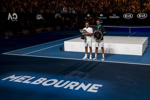 Themen der Woche - SPORT Australian Open, Finale, Sieger Roger Federer MELBOURNE, VIC - JANUARY 28: Roger Federer of Switzerland holds his trophy joined by Marin Cilic of Croatia after winning the Final in the 2018 Australian Open on January 28, 2018, at Melbourne Park Tennis Centre in Melbourne, Australia. (Photo by Jason Heidrich Icon Sportswire) TENNIS: JAN 28 Australian Open Icon18012814003 EDITORIAL USE ONLY