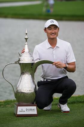 Bilder des Tages - SPORT Li Haotong of China with the trophy after victory in the Omega Dubai Desert Classic European Tour 2018 at the Emirates Golf Club, Dubai, UAE on 28 January 2018. Copyright: xGrantxWinterx 18690159