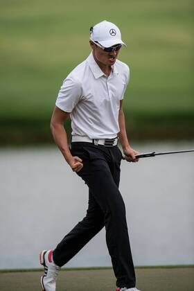 Li Haotong of China celebrates the winning putt during the Omega Dubai Desert Classic European Tour 2018 at the Emirates Golf Club, Dubai, UAE on 28 January 2018. Copyright: xGrantxWinterx 18690160