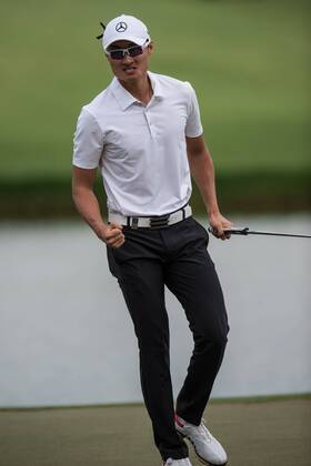 Li Haotong of China celebrates the winning putt during the Omega Dubai Desert Classic European Tour 2018 at the Emirates Golf Club, Dubai, UAE on 28 January 2018. Copyright: xGrantxWinterx 18690163