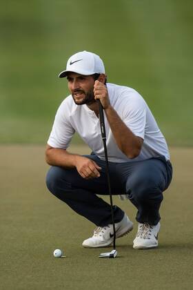 Alexander levy of France lines up a putt during the fourth round of the Omega Dubai Desert Classic European Tour 2018 at the Emirates Golf Club, Dubai, UAE on 28 January 2018. Copyright: xGrantxWinterx 18690191