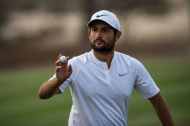 Alexander levy of France acknowledges the crowd during the fourth round of the Omega Dubai Desert Classic European Tour 2018 at the Emirates Golf Club, Dubai, UAE on 28 January 2018. Copyright: xGrantxWinterx 18690192