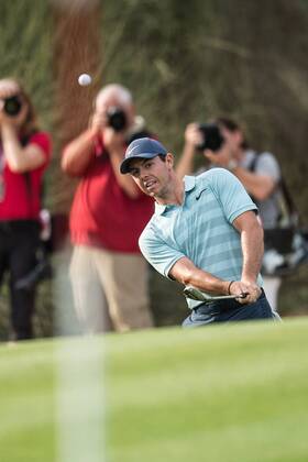 Rory Mcilroy of Northern Ireland plays chip to the green during the fourth round of the Omega Dubai Desert Classic European Tour 2018 at the Emirates Golf Club, Dubai, UAE on 28 January 2018. Copyright: xGrantxWinterx 18690193