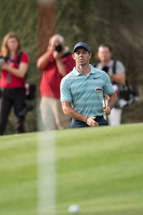 Rory Mcilroy of Northern Ireland watches his ball during the fourth round of the Omega Dubai Desert Classic European Tour 2018 at the Emirates Golf Club, Dubai, UAE on 28 January 2018. Copyright: xGrantxWinterx 18690194
