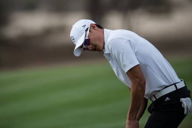 Li Haotong of China watches his putt during the fourth round of the Omega Dubai Desert Classic European Tour 2018 at the Emirates Golf Club, Dubai, UAE on 28 January 2018. Copyright: xGrantxWinterx 18690197