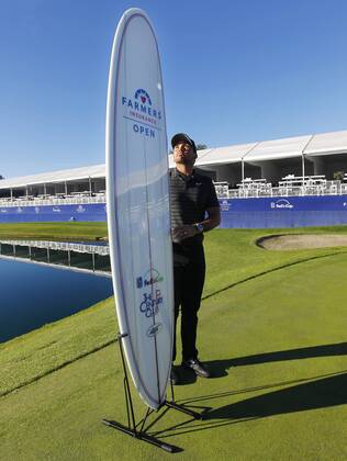 January 29, 2018 - San Diego, CA, USA - Jason Day stands with a surfboard trophy after winning Farmers Insurance Open at the Torrey Pines Golf Course on January 29, 2018. Farmers Insurance Open Playoff - ZUMAs44_ 81732916st Copyright: xK.C.xAlfredx