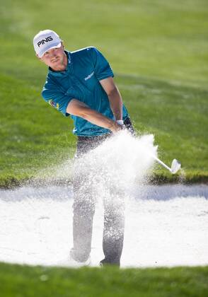 iSCOTTSDALE, AZ - FEBRUARY 01: Mackenzie Hughes hits from the bunker during the Waste Management Phoenix Open on February 1, 2017 at TPC Scottsdale in Scottsdale, AZ(Photo by Adam Bow Icon Sportswire) GOLF: FEB 01 PGA Golf Herren - Waste Management Phoenix Open Icon1802010137 EDITORIAL USE ONLY