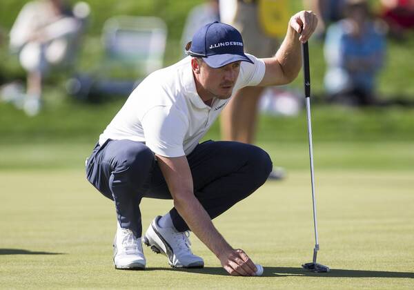 SCOTTSDALE, AZ - FEBRUARY 01: Jonas Blixt sets up for a putt during the Waste Management Phoenix Open on February 1, 2017 at TPC Scottsdale in Scottsdale, AZ(Photo by Adam Bow Icon Sportswire) GOLF: FEB 01 PGA Golf Herren - Waste Management Phoenix Open Icon1802010152 EDITORIAL USE ONLY